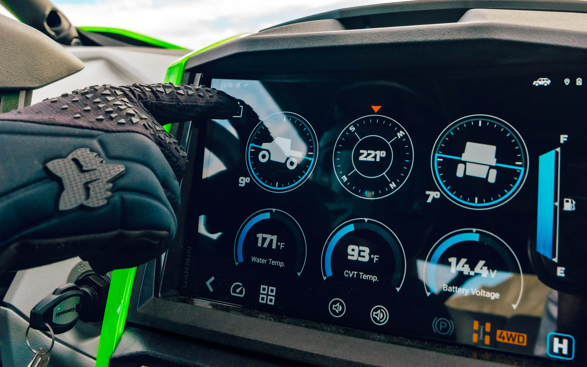 DELUXEグレードは10インチのGarmin Treadオフロードナビゲーションシステムを備える