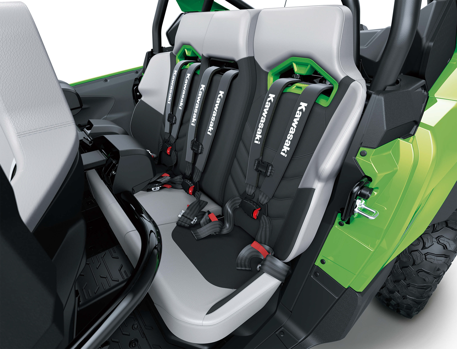 TERYX5 H2 DELUXEの後席。シートはすべて4点式シートベルトを備え、激しい走行に耐えられる仕様としている