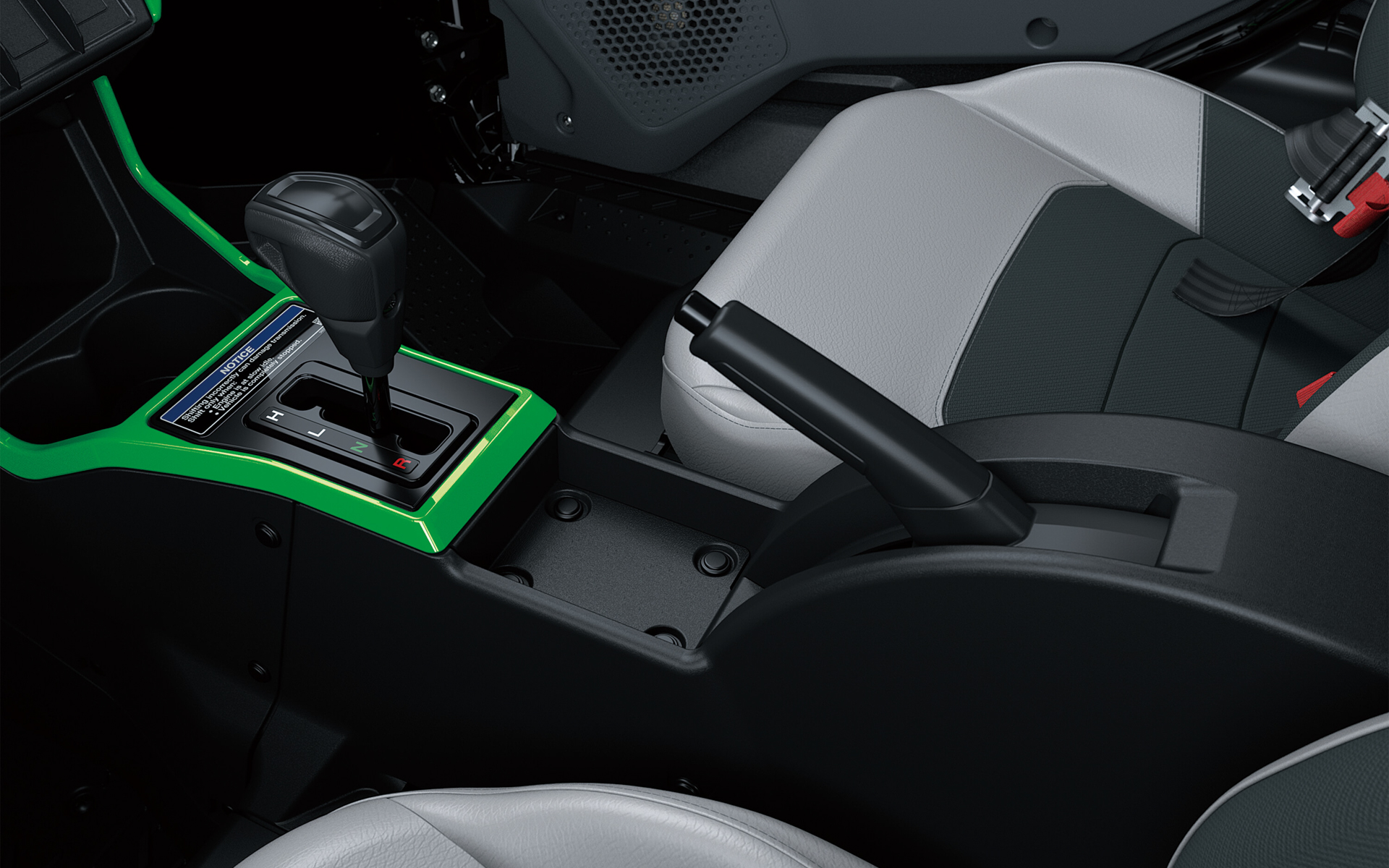 シフトレバーとサイドブレーキは従来と同じスタイルを踏襲