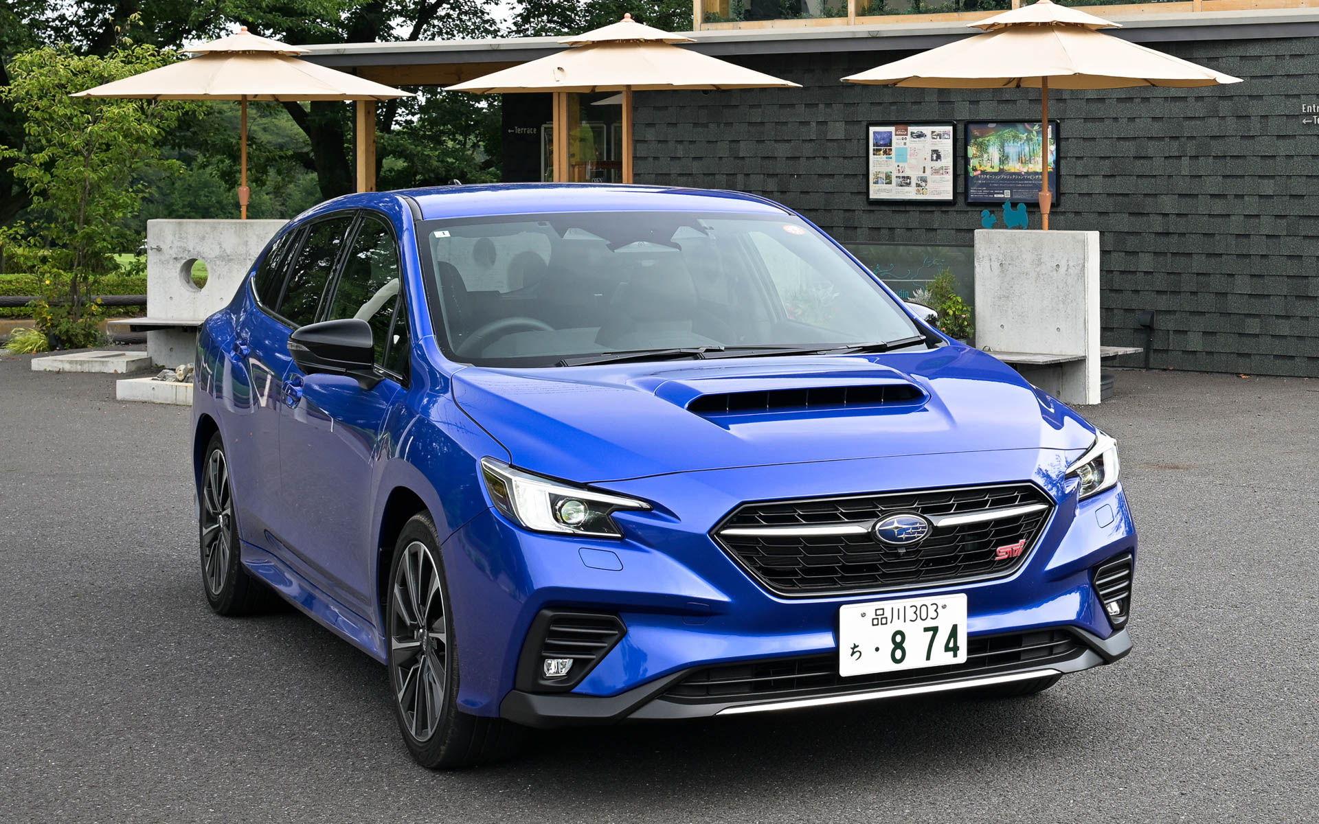 レヴォーグ STI Sport R EX Black Interior Selectionは、STI Sport EXをベースにブラックルーフ＆ピラートリムを採用して車内をブラックでまとめ、ウルトラスエードシート（ブラック/グレー［レッドステッチ］）、センタートレイ加飾・フロアコンソールリッド・ドアアームレストをブラック表皮巻（レッドステッチ）として質感を高めた特別仕様車。水平対向4気筒DOHC 2.4リッター直噴ターボ“DIT”エンジンを搭載し、最高出力202kW（275PS）/5600rpm、最大トルク375Nm（38.2kgfm）/2000-4800rpmというスペックを誇る4WDモデル