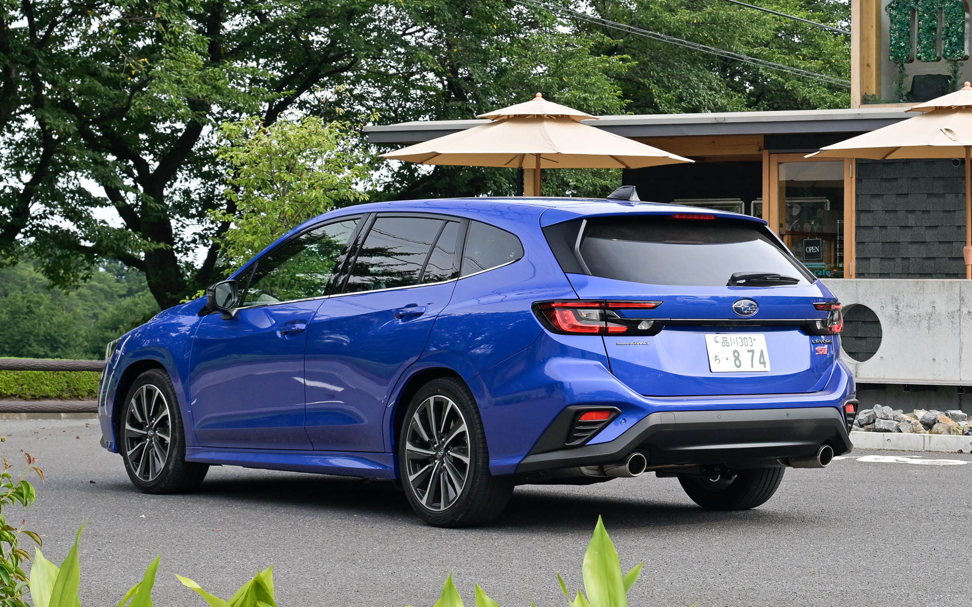 レヴォーグ STI Sport R EX Black Interior Selectionは、STI Sport EXをベースにブラックルーフ＆ピラートリムを採用して車内をブラックでまとめ、ウルトラスエードシート（ブラック/グレー［レッドステッチ］）、センタートレイ加飾・フロアコンソールリッド・ドアアームレストをブラック表皮巻（レッドステッチ）として質感を高めた特別仕様車。水平対向4気筒DOHC 2.4リッター直噴ターボ“DIT”エンジンを搭載し、最高出力202kW（275PS）/5600rpm、最大トルク375Nm（38.2kgfm）/2000-4800rpmというスペックを誇る4WDモデル