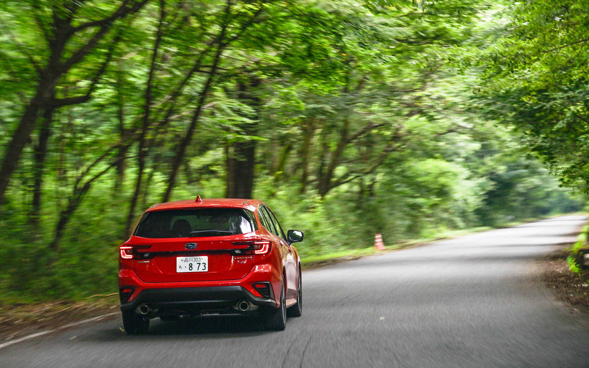 からっ風街道を走るレヴォーグ