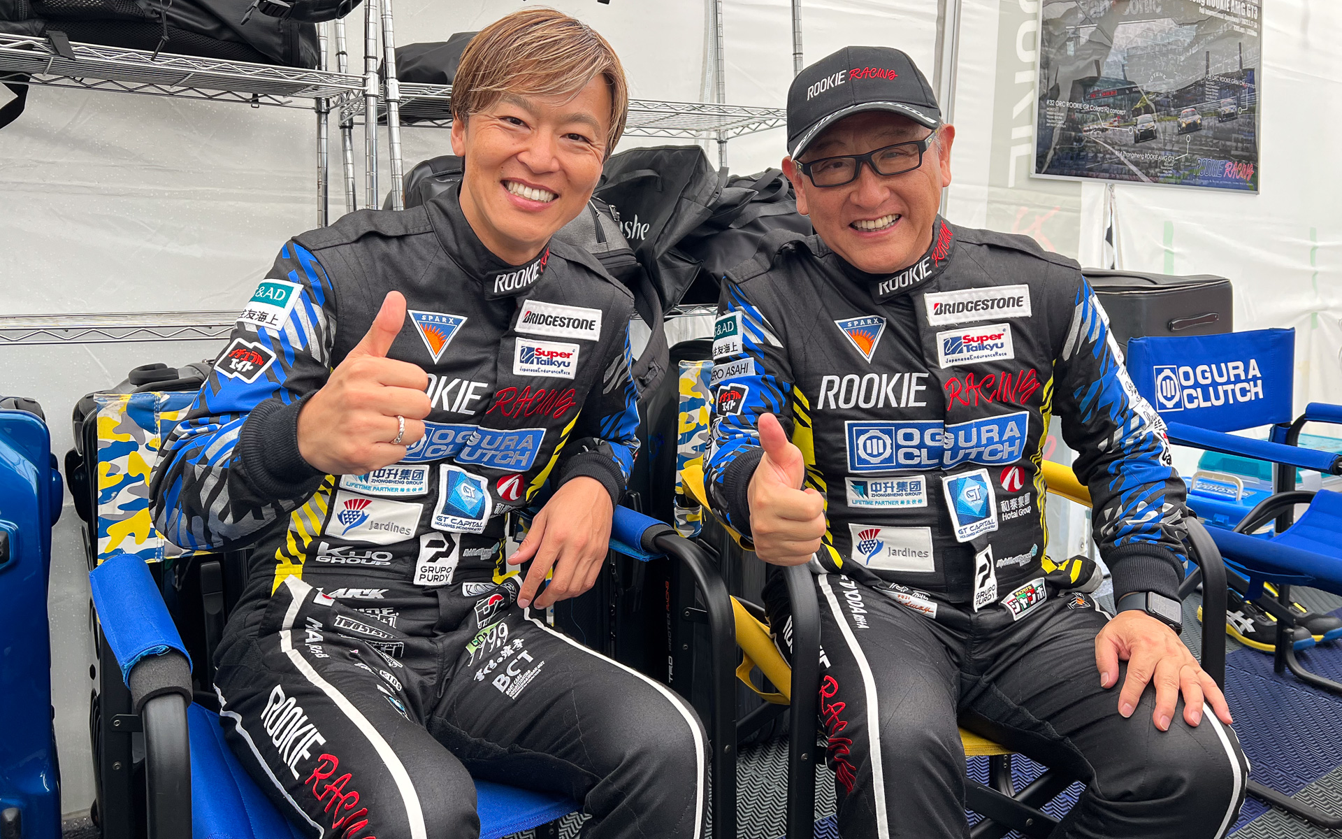 岩手県出身のレーシングドライバーである佐々木雅弘選手（左）は、スーパー耐久ではモリゾウ選手（右）とともに戦っている。GRヤリスの開発ドライバーとしても知られている