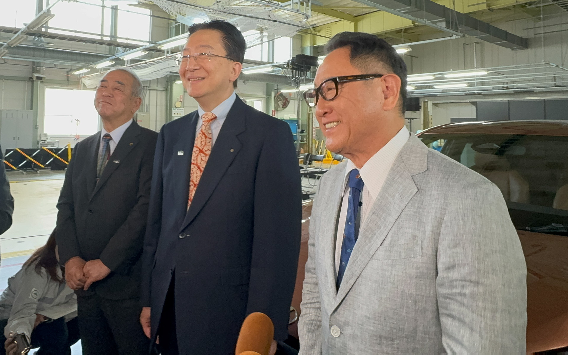 2026年2月に岩手でラリーチャレンジを初開催することを発表した岩手県知事 達増拓也氏（中央）。写真は2024年4月、岩手工場でのLBXお披露目式のもの