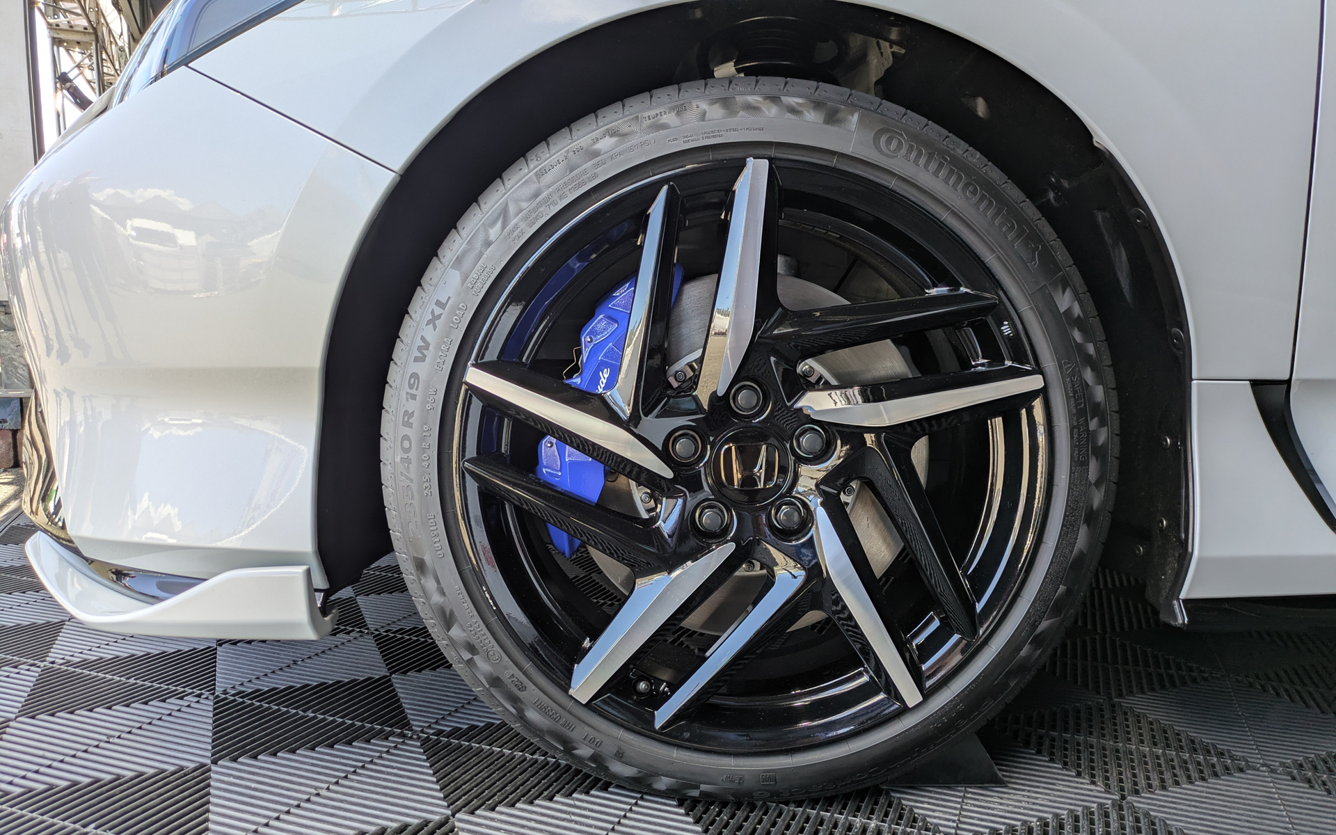 19インチアルミホイール「MS-051」はブラストグレーメタリック塗装で、センターキャップもブラックHマークとなっている