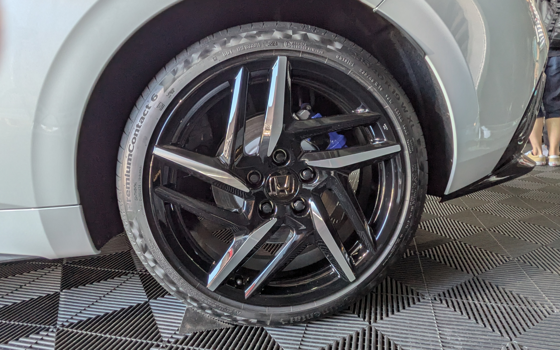 19インチアルミホイール「MS-051」はブラストグレーメタリック塗装で、センターキャップもブラックHマークとなっている