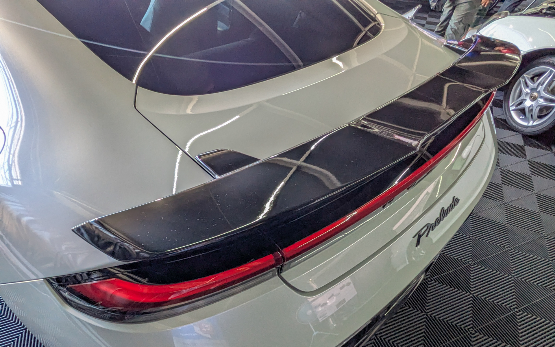 立体感のある造形が特徴のテールゲートスポイラー（ベルリナブラック）