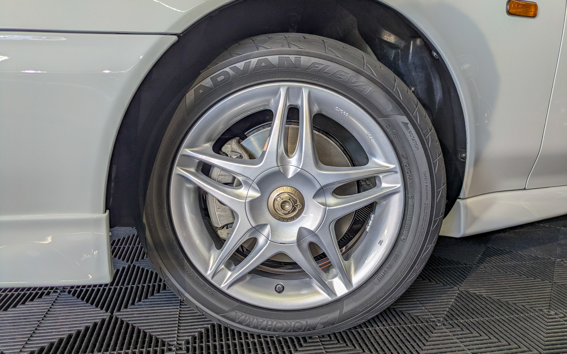 16インチのModuloアルミホイール「スリットスポークR5」