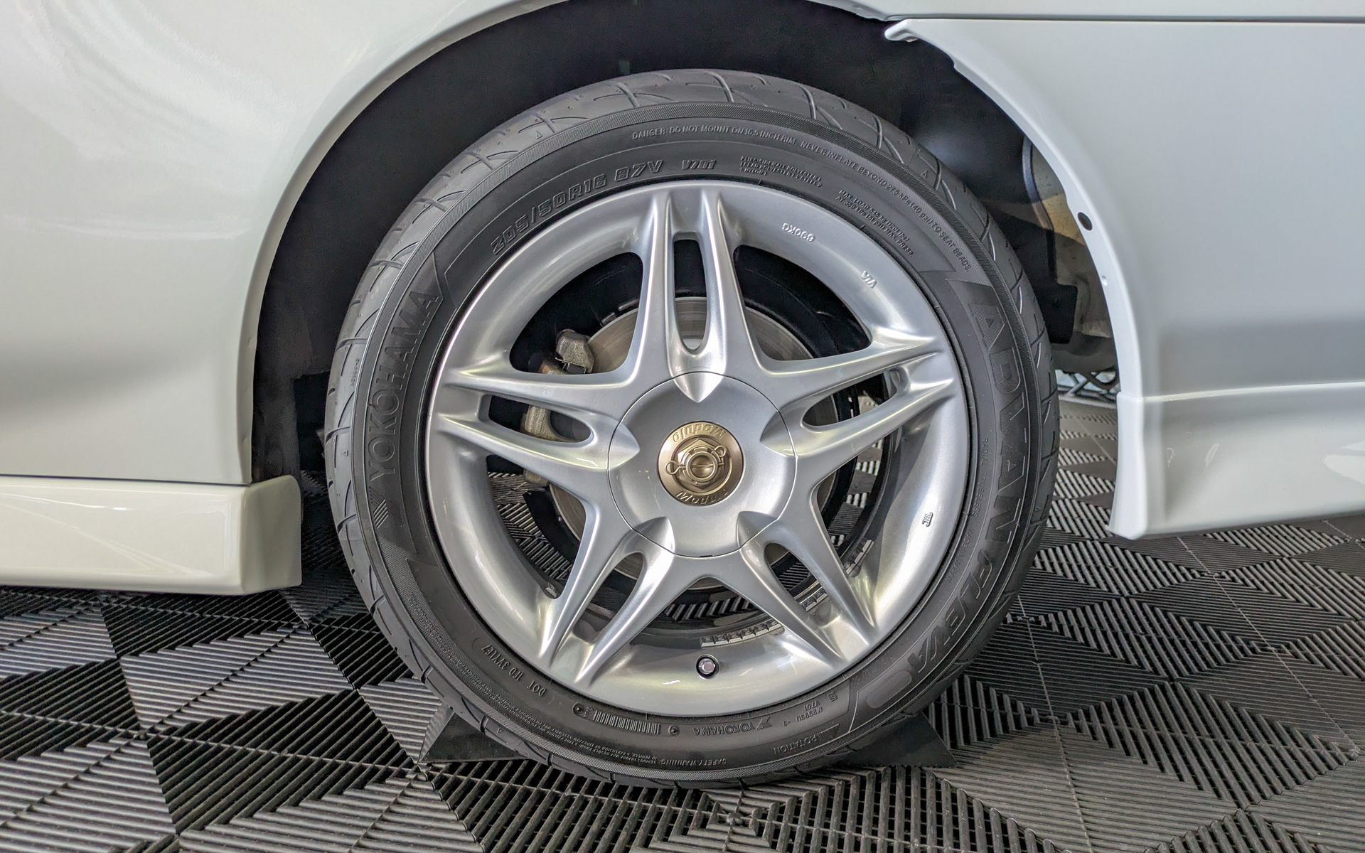 16インチのModuloアルミホイール「スリットスポークR5」