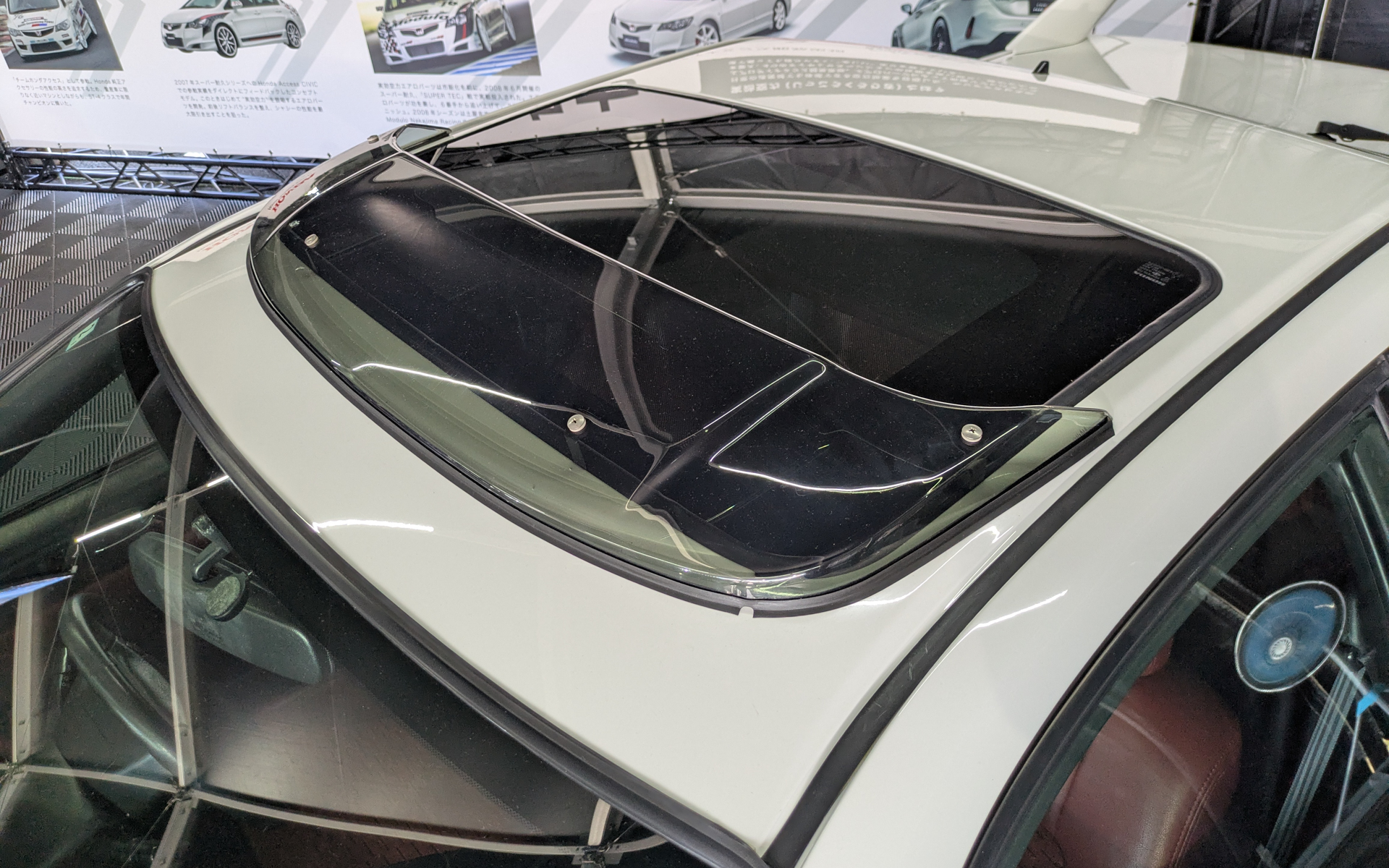 アクリル製のルーフバイザー