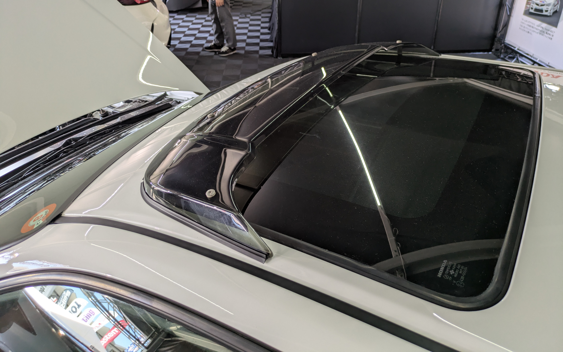 アクリル製のルーフバイザー