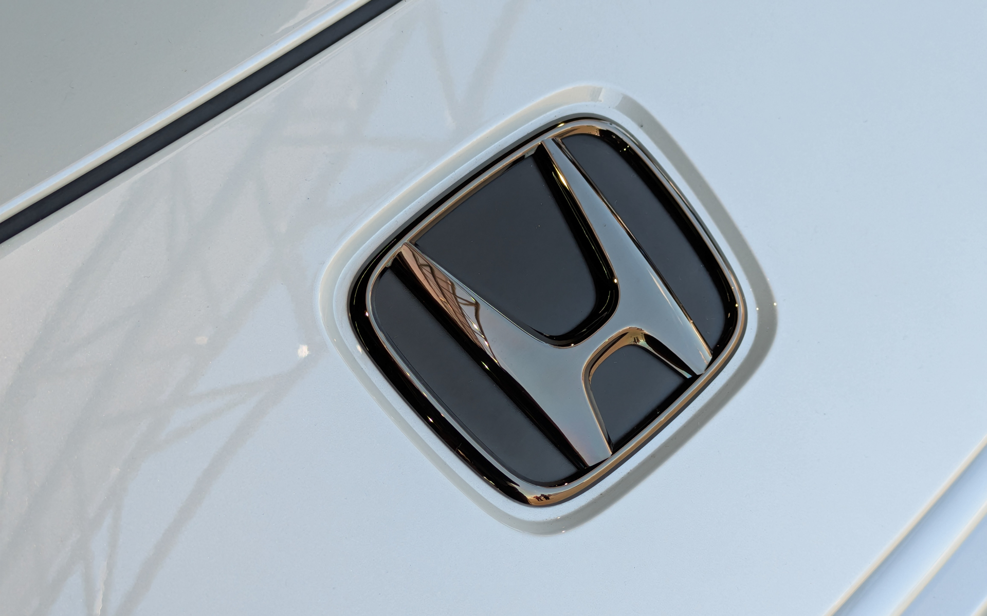 フロントHマークとリアのHondaエンブレムはブラック仕様に