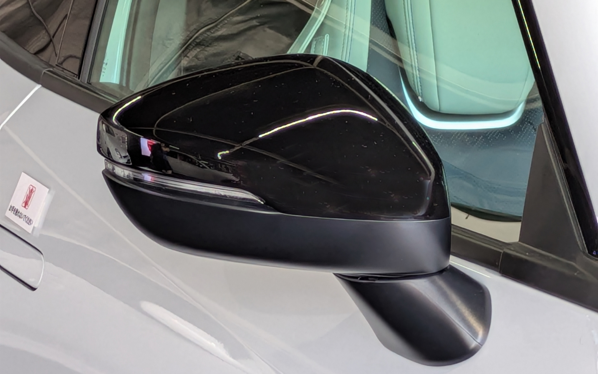 ドアミラーカバーもベルリナブラックを採用