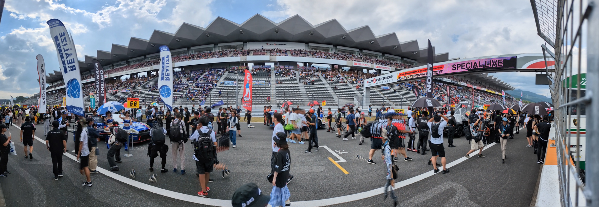 富士スピードウェイはSUPER GTを楽しむ観客でにぎわっている。