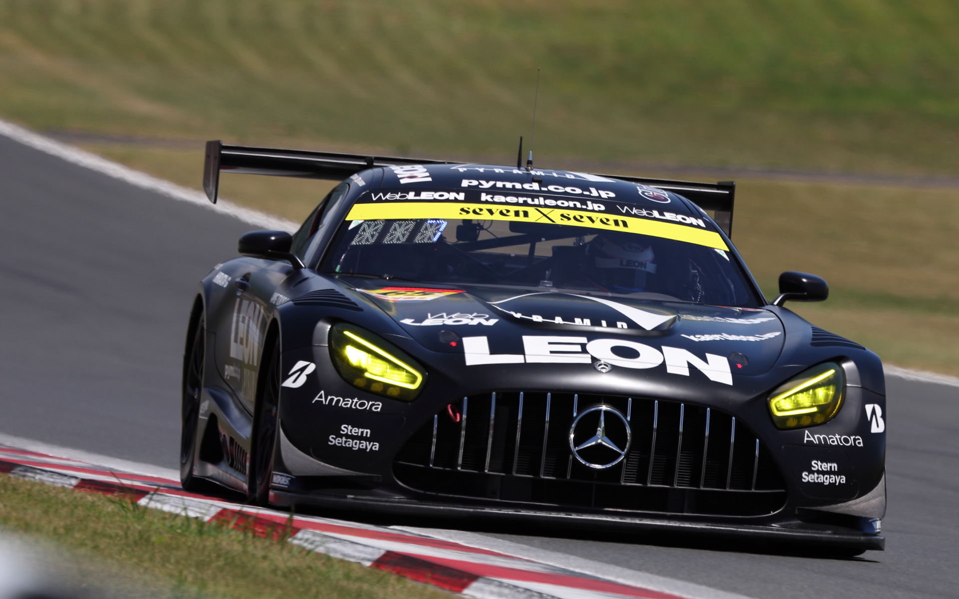 GT300の3位は65号車 LEON PYRAMID AMG（蒲生尚弥選手/BS）