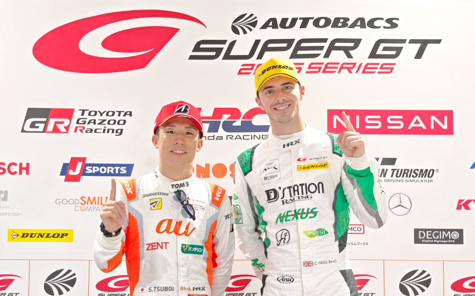 GT500優勝の坪井翔選手（左）、GT300優勝のチャーリー・ファグ選手