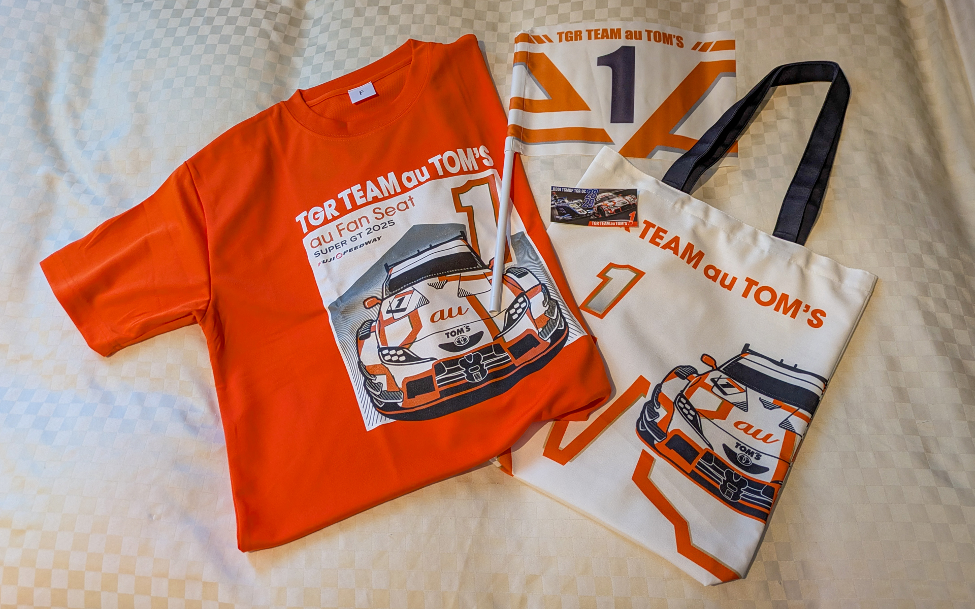 <a href="https://fujimotorsportsforest.jp/motorsports/ticket-detail/8nv9bpz78" class="n" target="_blank">「auファンシート」</a>を購入すると応援用Tシャツやトートバッグ、フラッグ、シールなどがもらえる