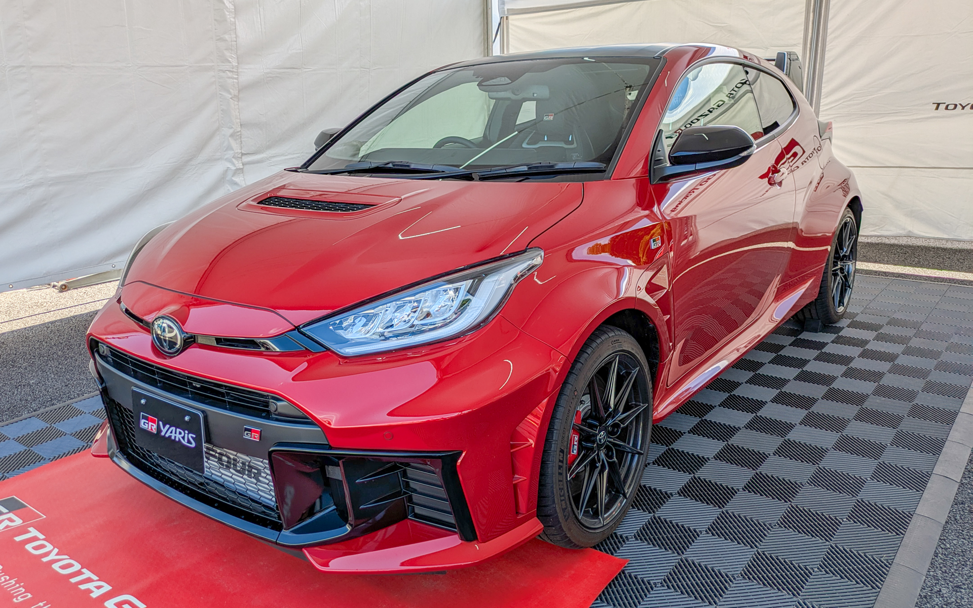 富士スピードウェイにて展示されている「進化型GRヤリス エアロパフォーマンスパッケージ（プロトタイプ）」
