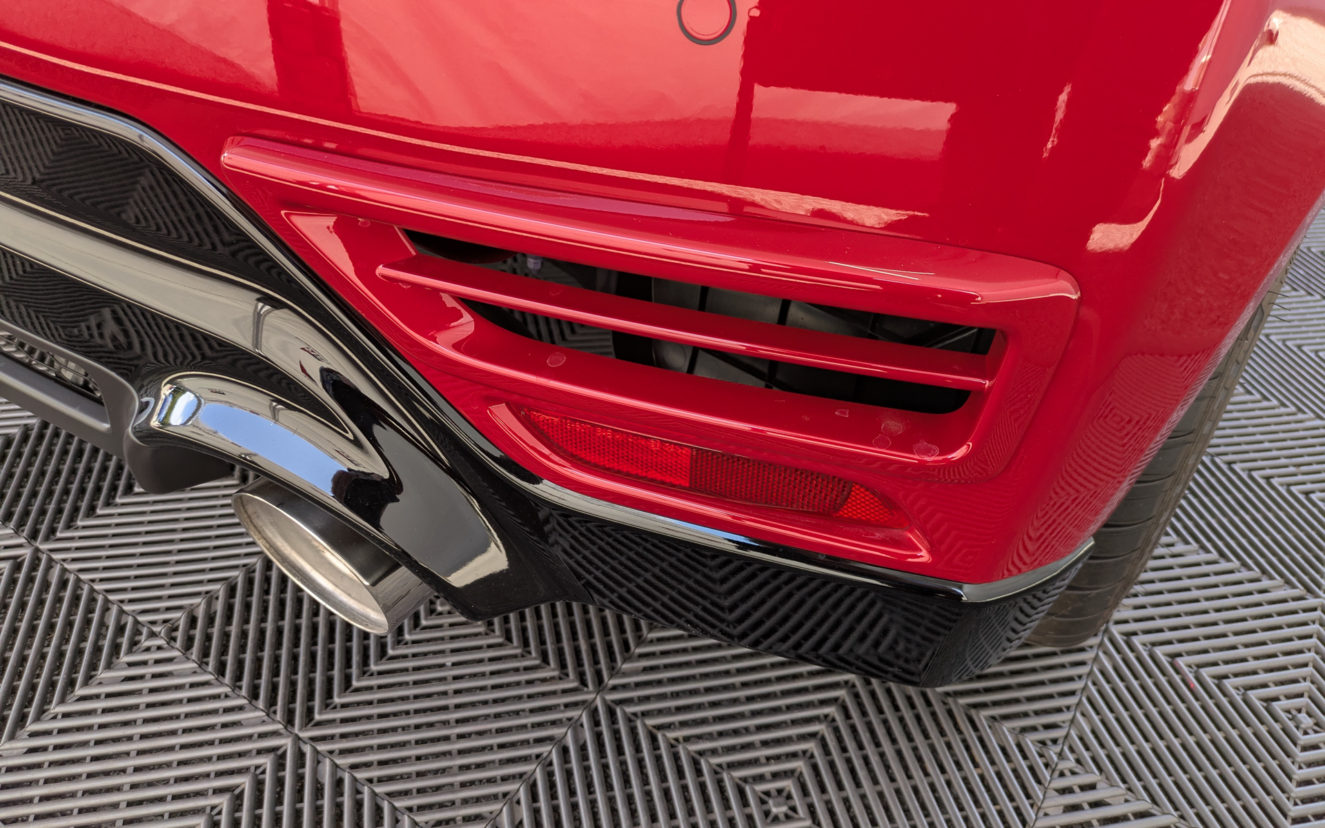 前方からの走行風を逃がすためのリアバンパーダクト