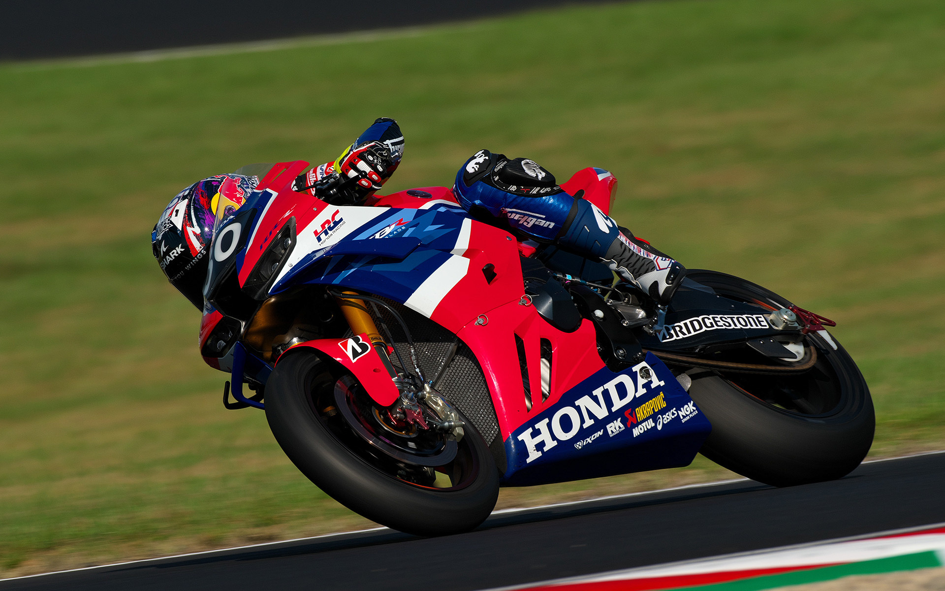 ポールポジションを獲得した30号車Honda HRC（高橋巧／ヨハン・ザルコ、CBR1000RR-R SP、BS）