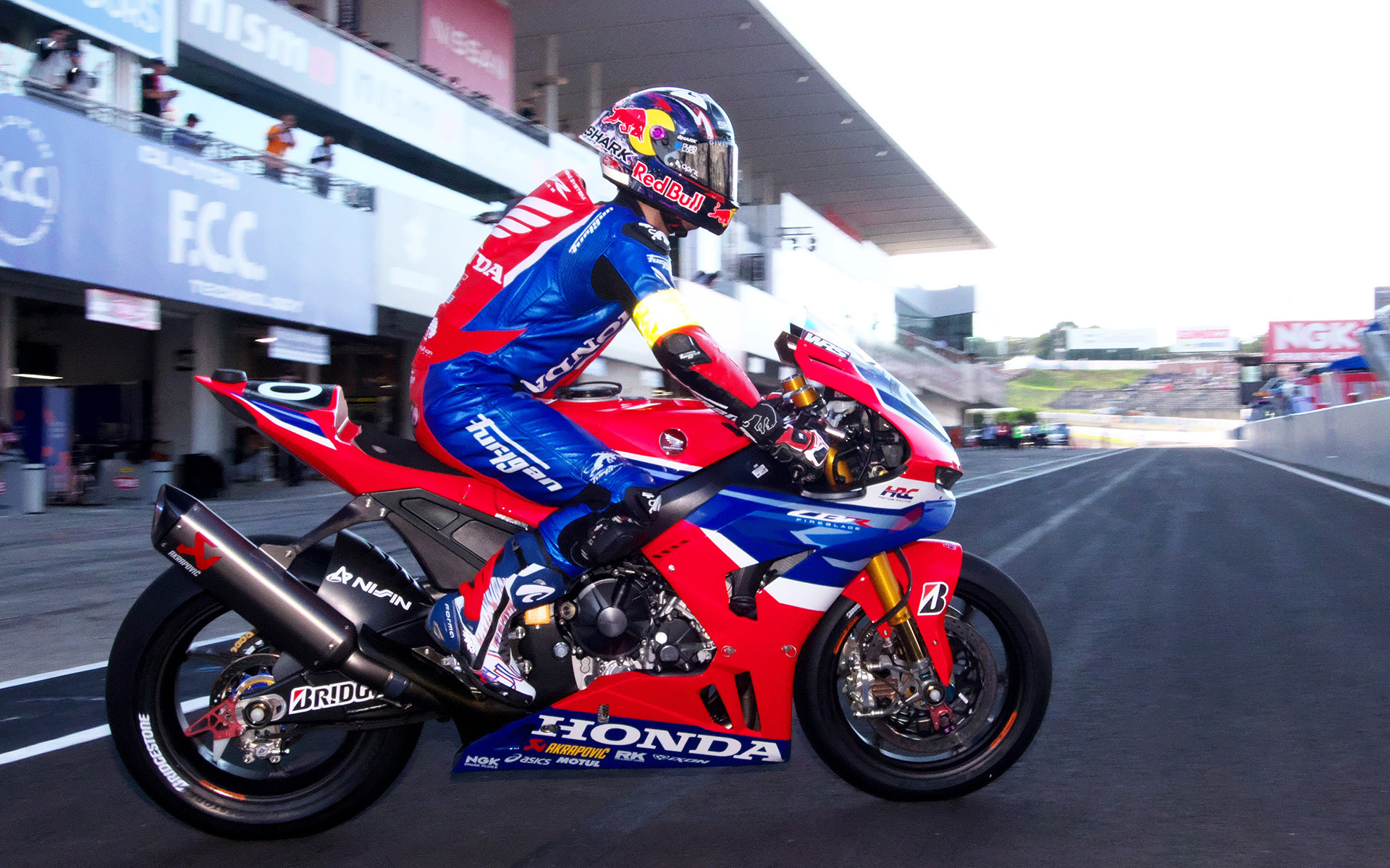 ピットアウトする30号車Honda HRC