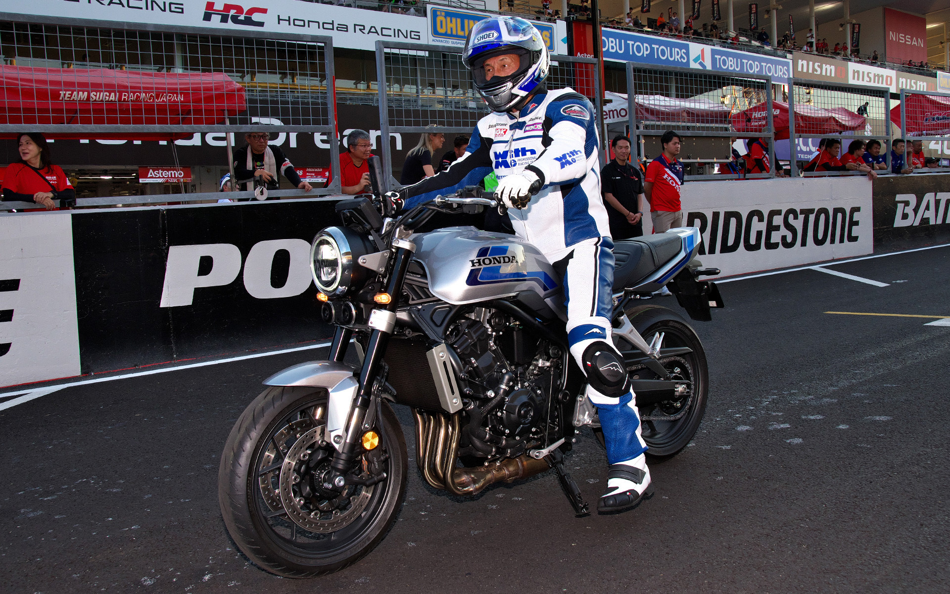 鈴鹿8耐会場で次世代CBのコンセプトモデル「CB1000Fコンセプト」の走行が披露された