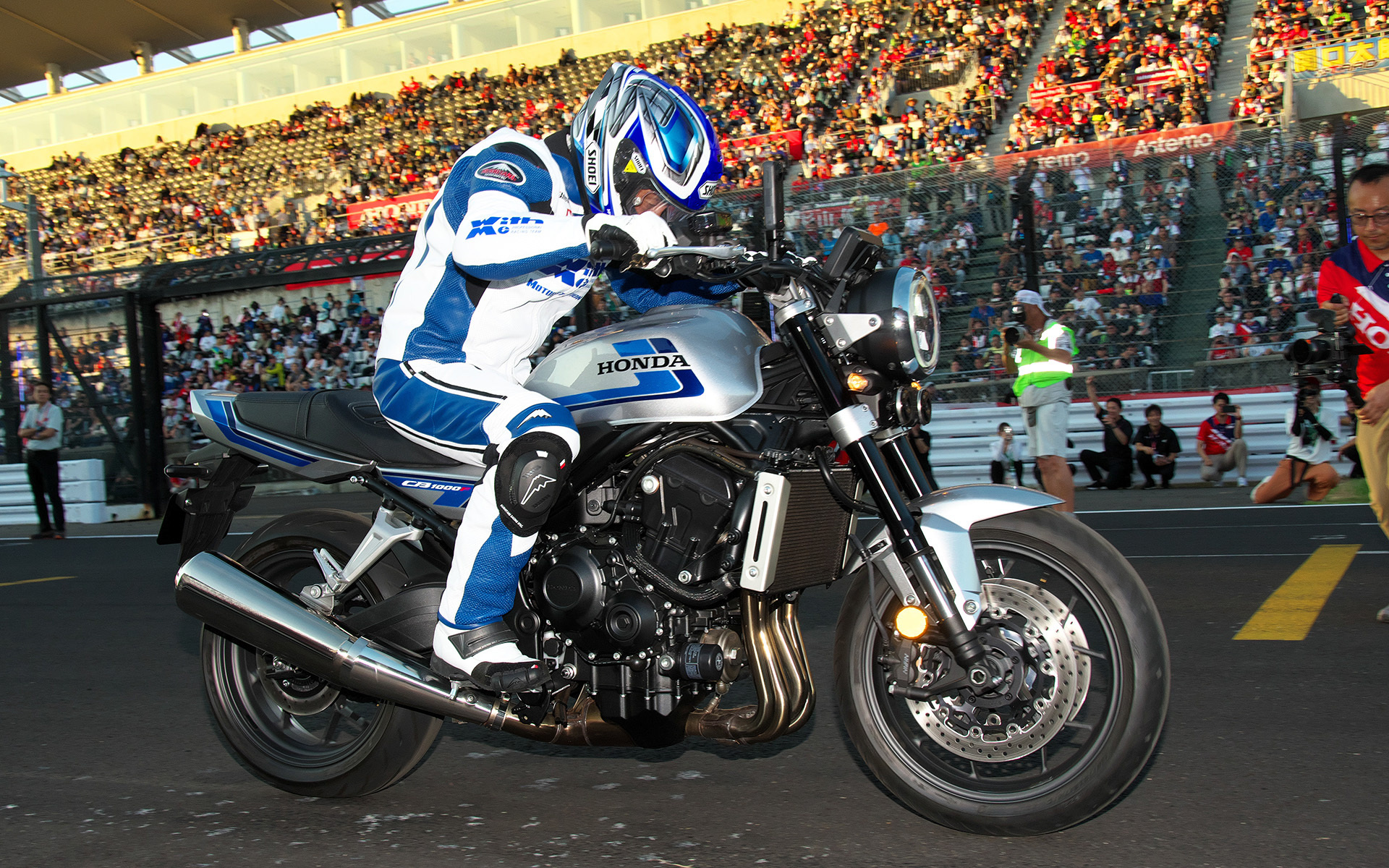 次世代CBのコンセプトモデル「CB1000Fコンセプト」の走行を鈴鹿8耐会場で披露