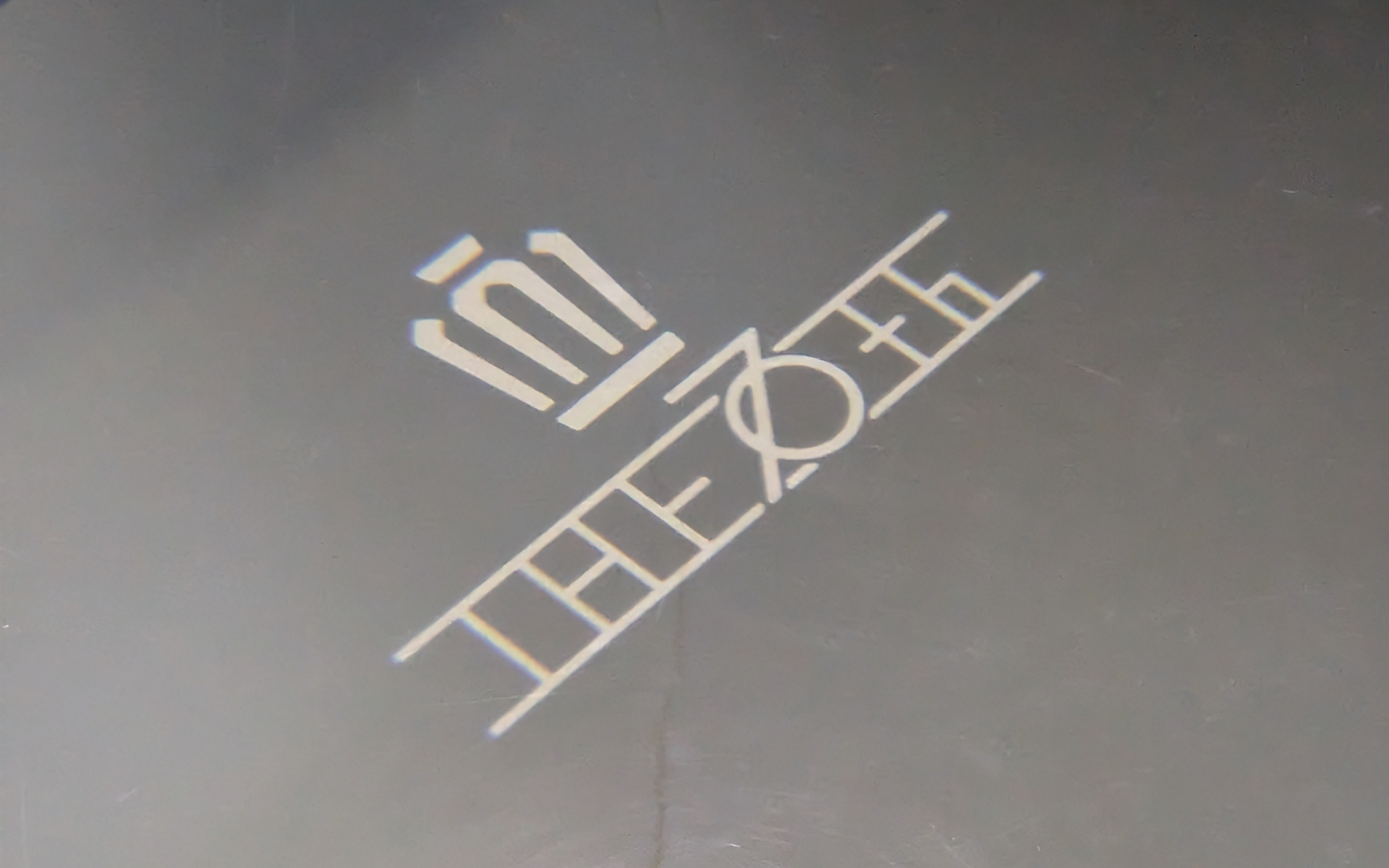 ノーマルは王冠とクラウンの文字だが、プロジェクションカーテシイルミ（THE 70thロゴ入り/フロントドア左右）に交換すると専用ロゴになる。細い線でもしっかりと見える仕上がり