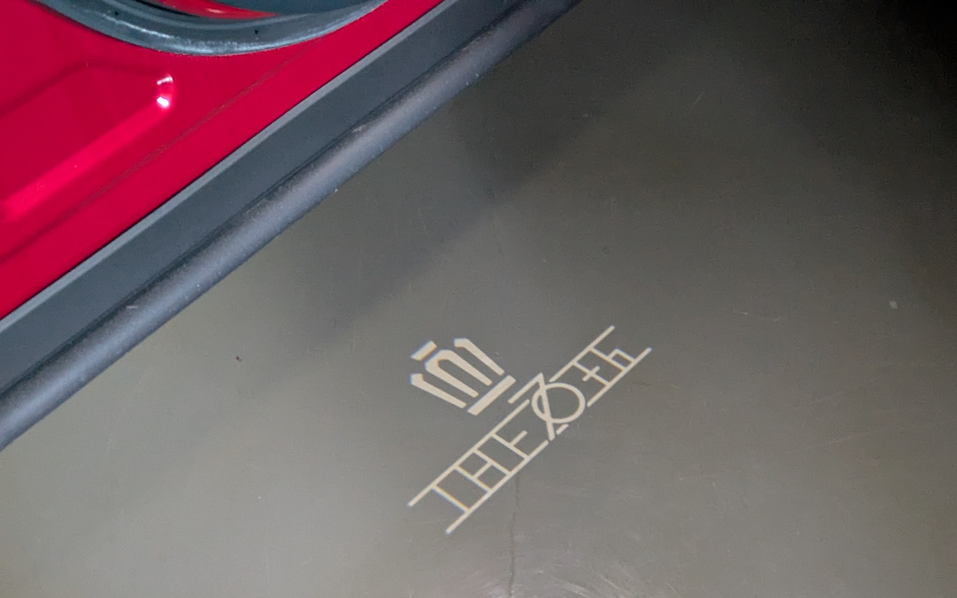 ノーマルは王冠とクラウンの文字だが、プロジェクションカーテシイルミ（THE 70thロゴ入り/フロントドア左右）に交換すると専用ロゴになる。細い線でもしっかりと見える仕上がり