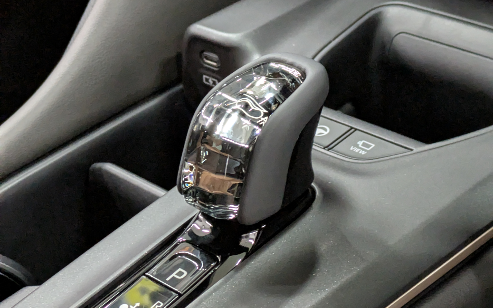 プレミアムシフトノブ（70thロゴ入り）装着状態。1つひとつガラス細工を採用している