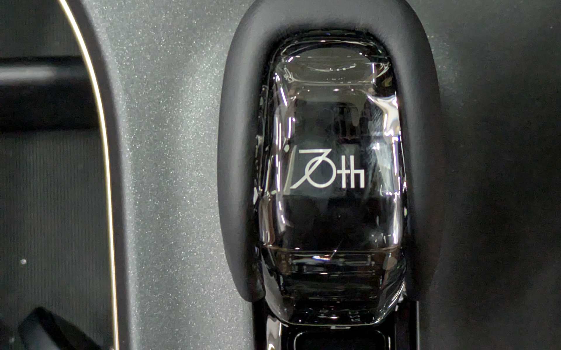 真上から見ると70thロゴがよく見える