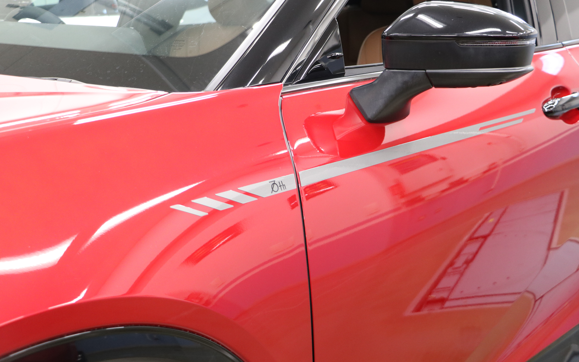 ボディサイドに貼る70周年記念デカールにも「THE 70TH」の文字が入っている