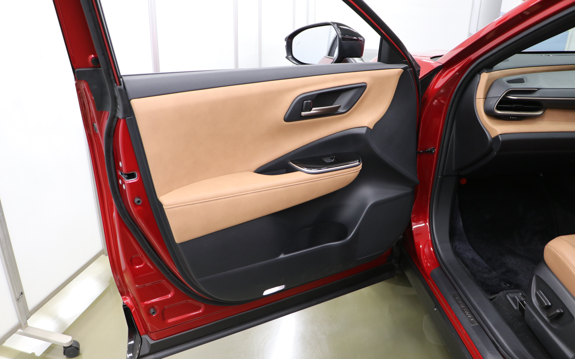 クラウン スポーツの内装サンドブラウンをブラックラスターへ変更