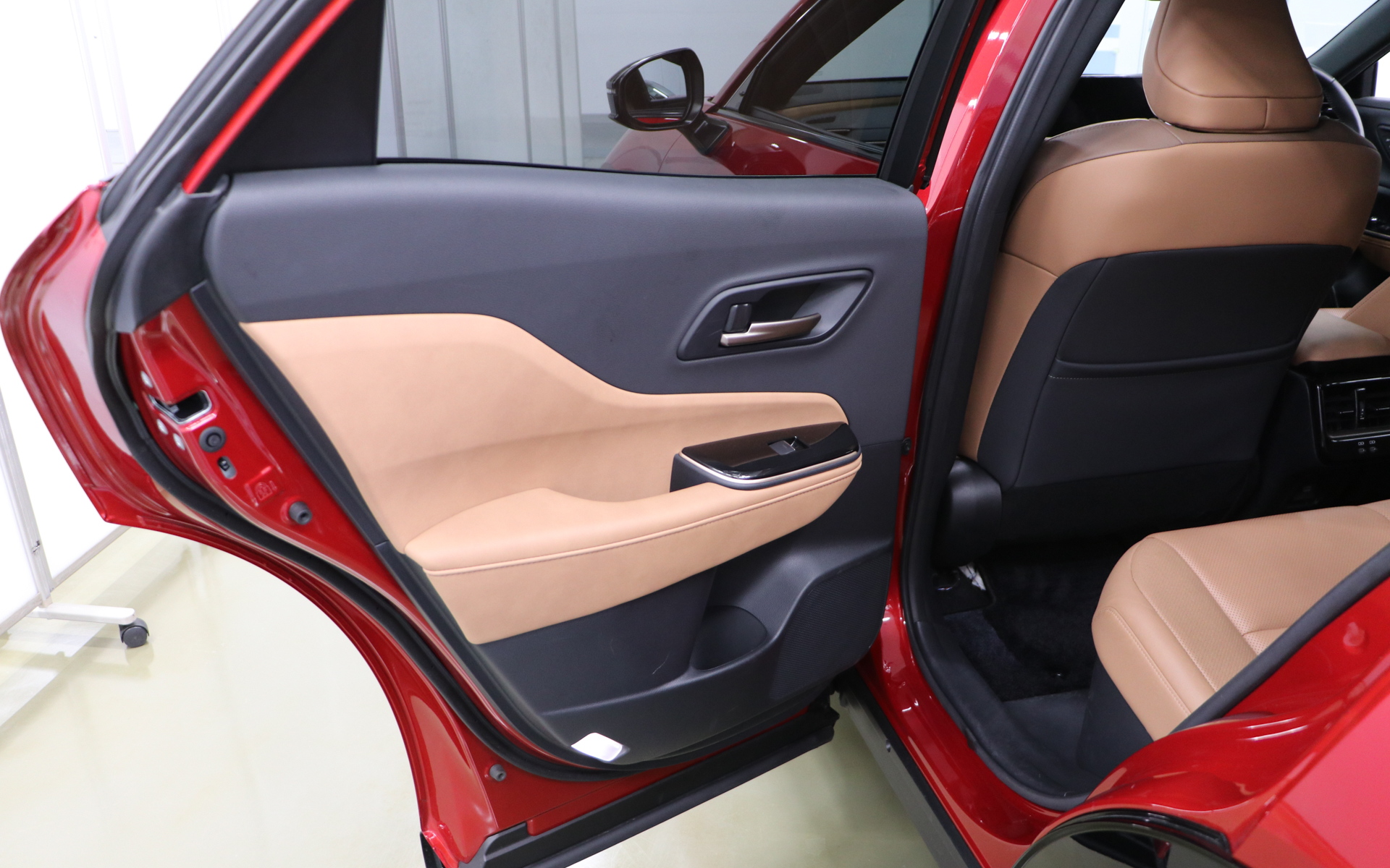 クラウン スポーツの内装サンドブラウンをブラックラスターへ変更