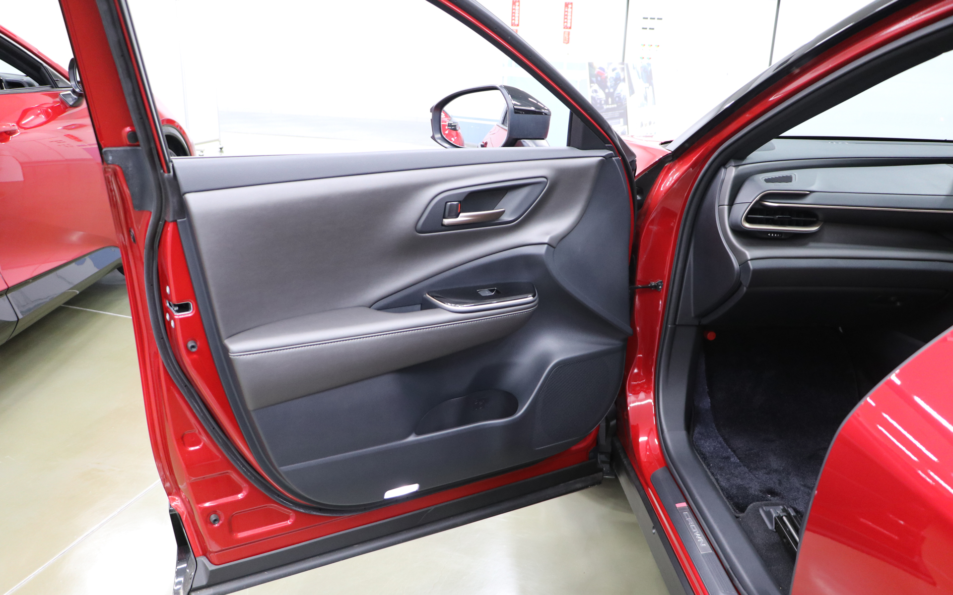 クラウン スポーツの内装サンドブラウンをブラックラスターへ変更