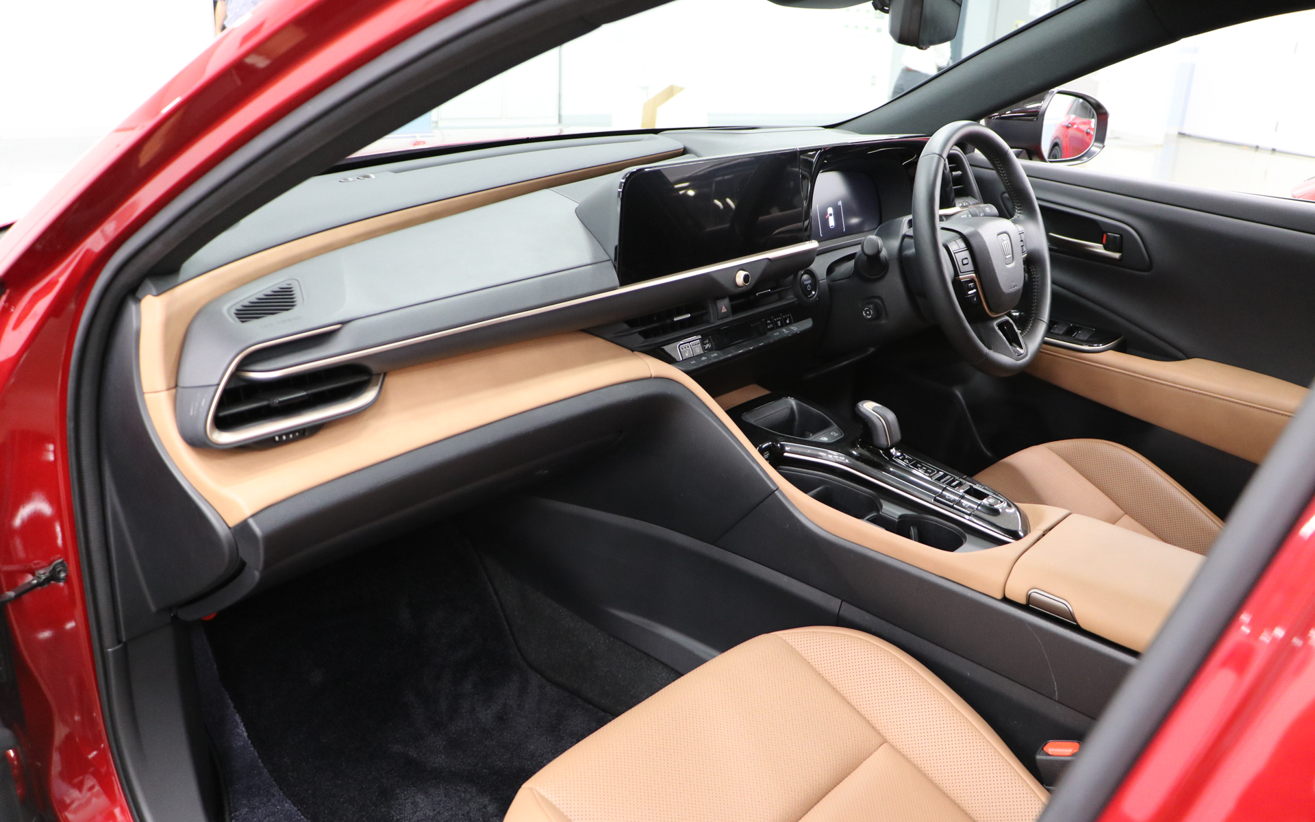 クラウン スポーツの内装サンドブラウンをブラックラスターへ変更。イメージが一気に変わる