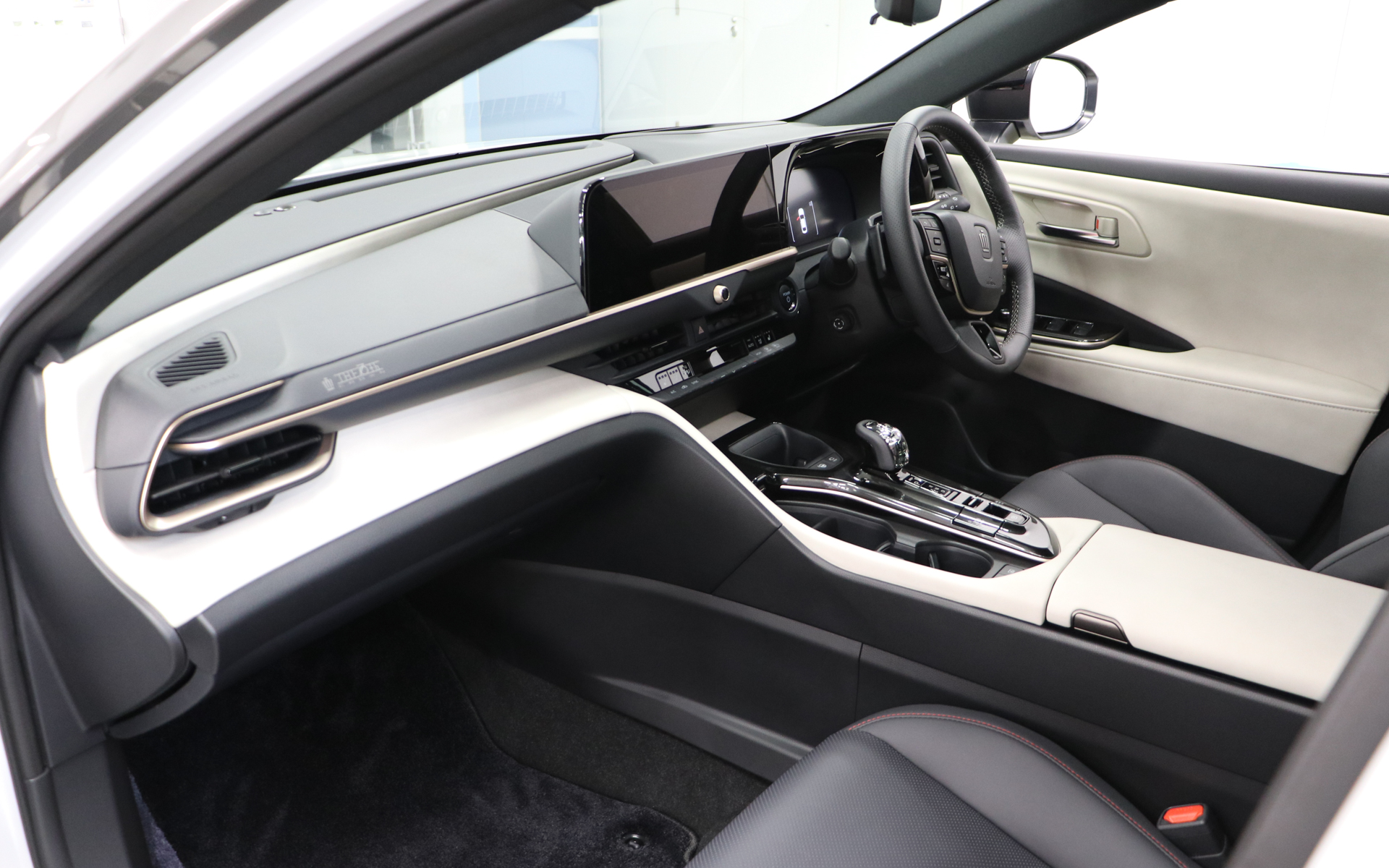 クラウンクロスオーバーの内装をフロマージュに変更。ホワイトのボディとの統一感が増した