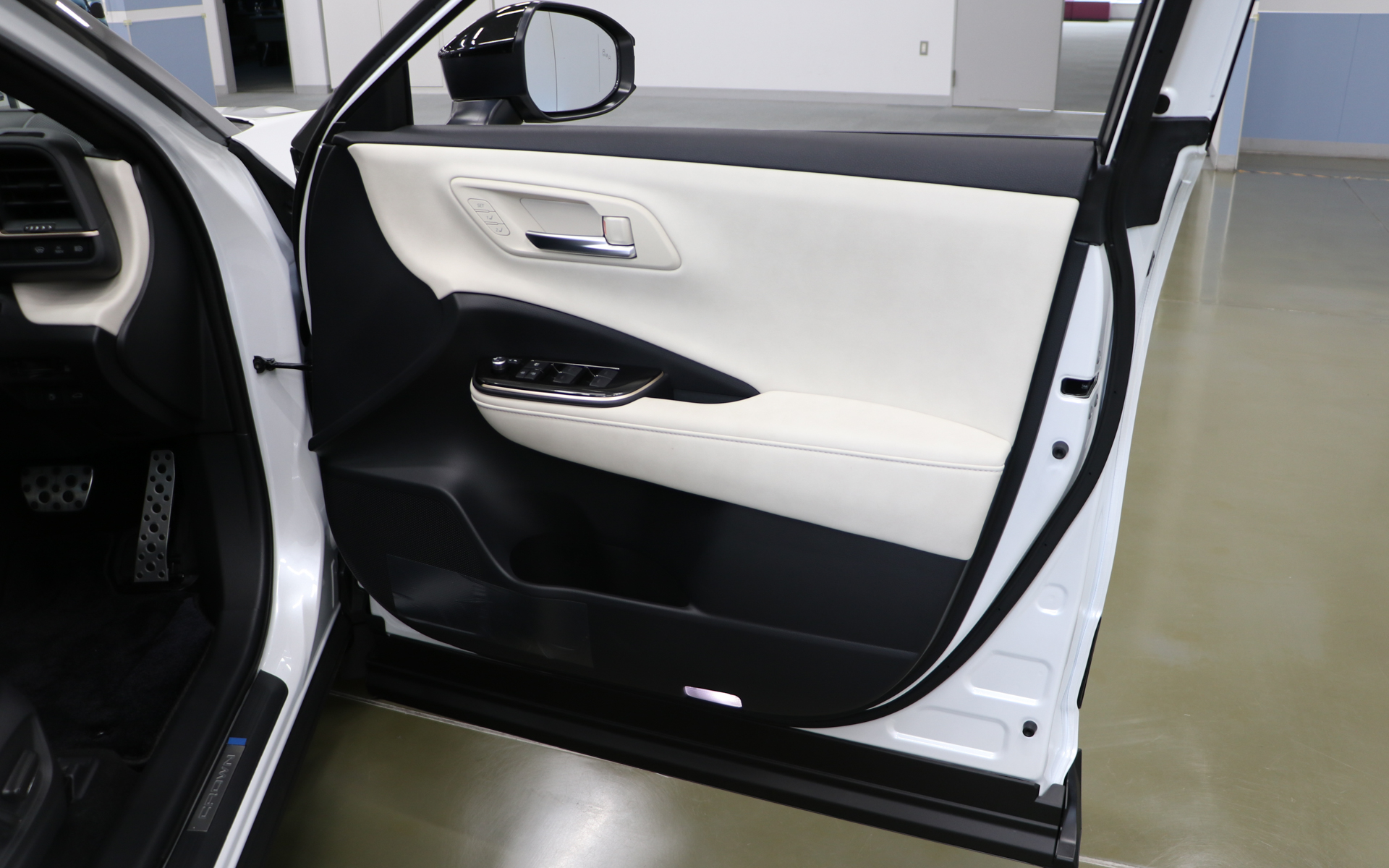 内装色ブラックラスター→フロマージュ