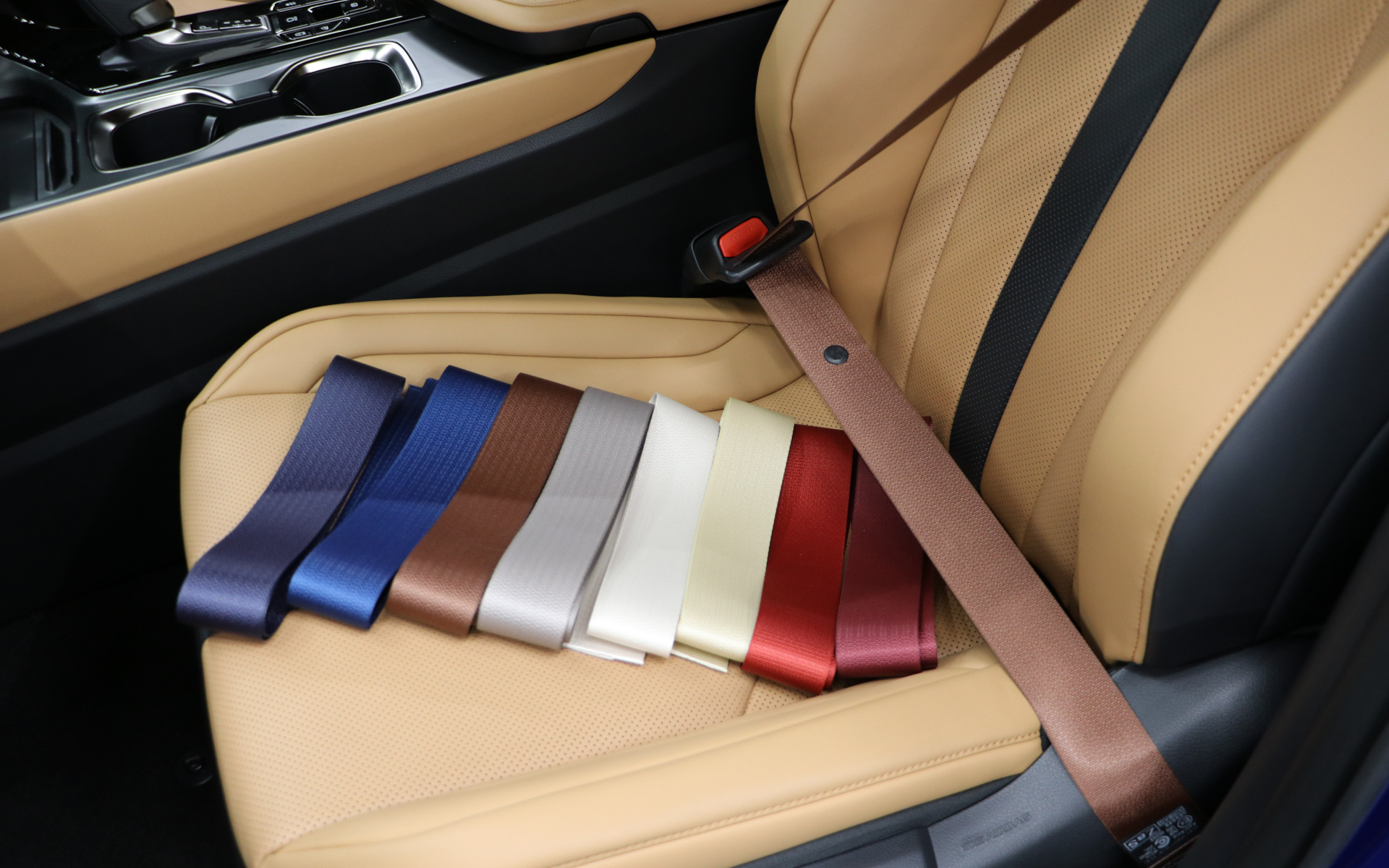 カラードシートベルトは全8色を設定