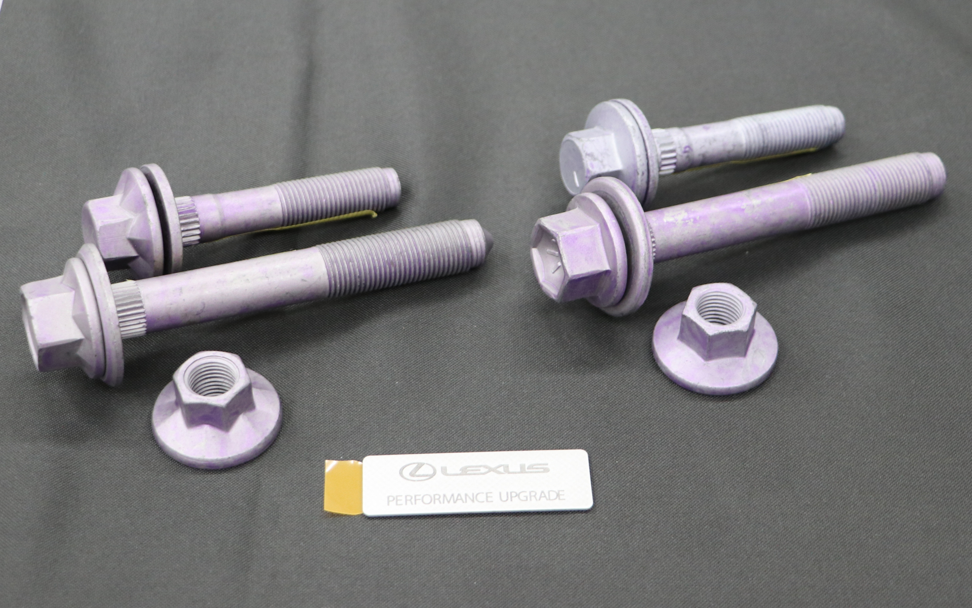 フランジ形状を波形に変更したタフフランジボルト。この施工を受けた車両にはレクサス独自のレーザー焼き付け印字を施した特別なプレートがあしらわれる