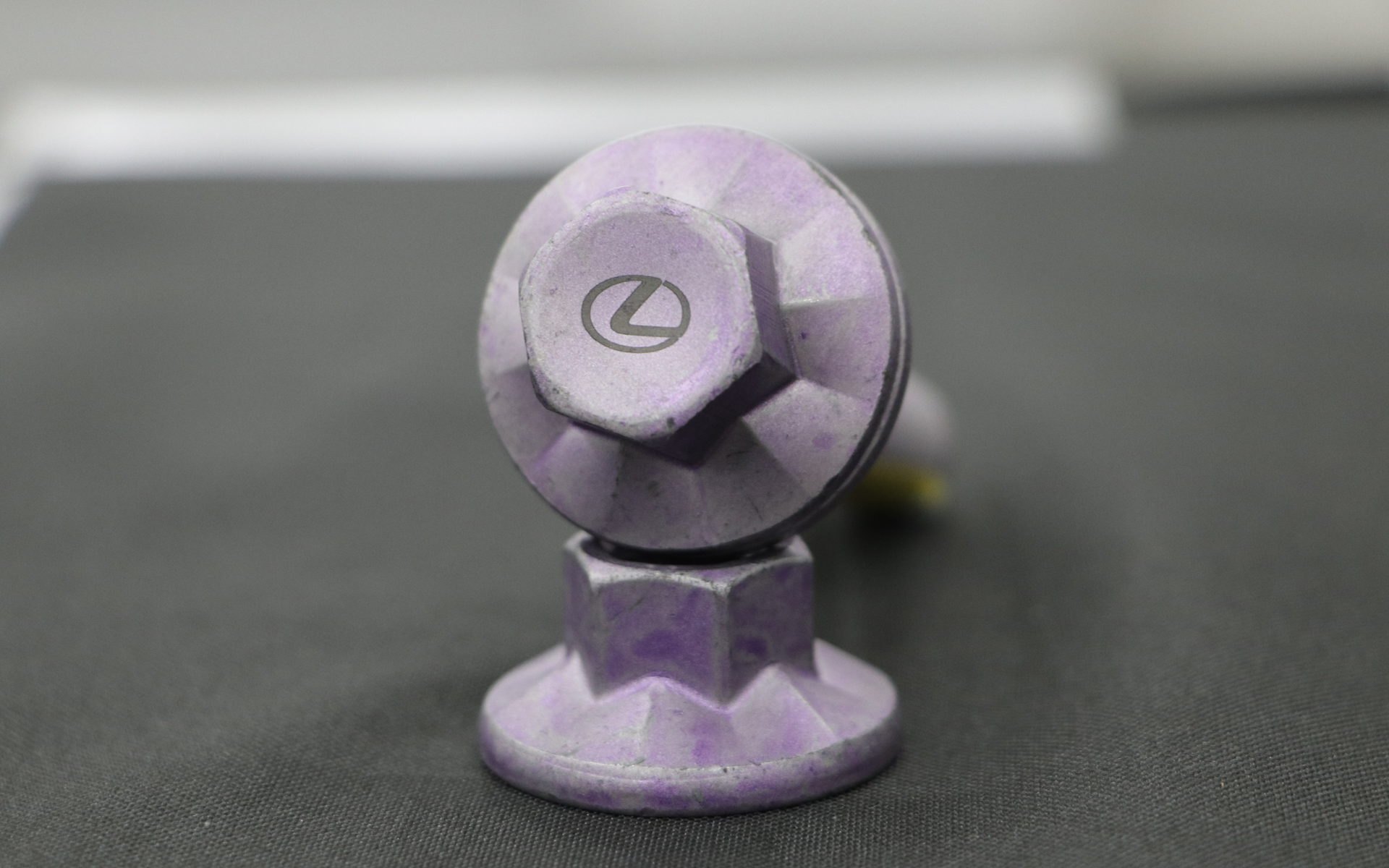 フランジ形状を波形に変更したタフフランジボルト。この施工を受けた車両にはレクサス独自のレーザー焼き付け印字を施した特別なプレートがあしらわれる