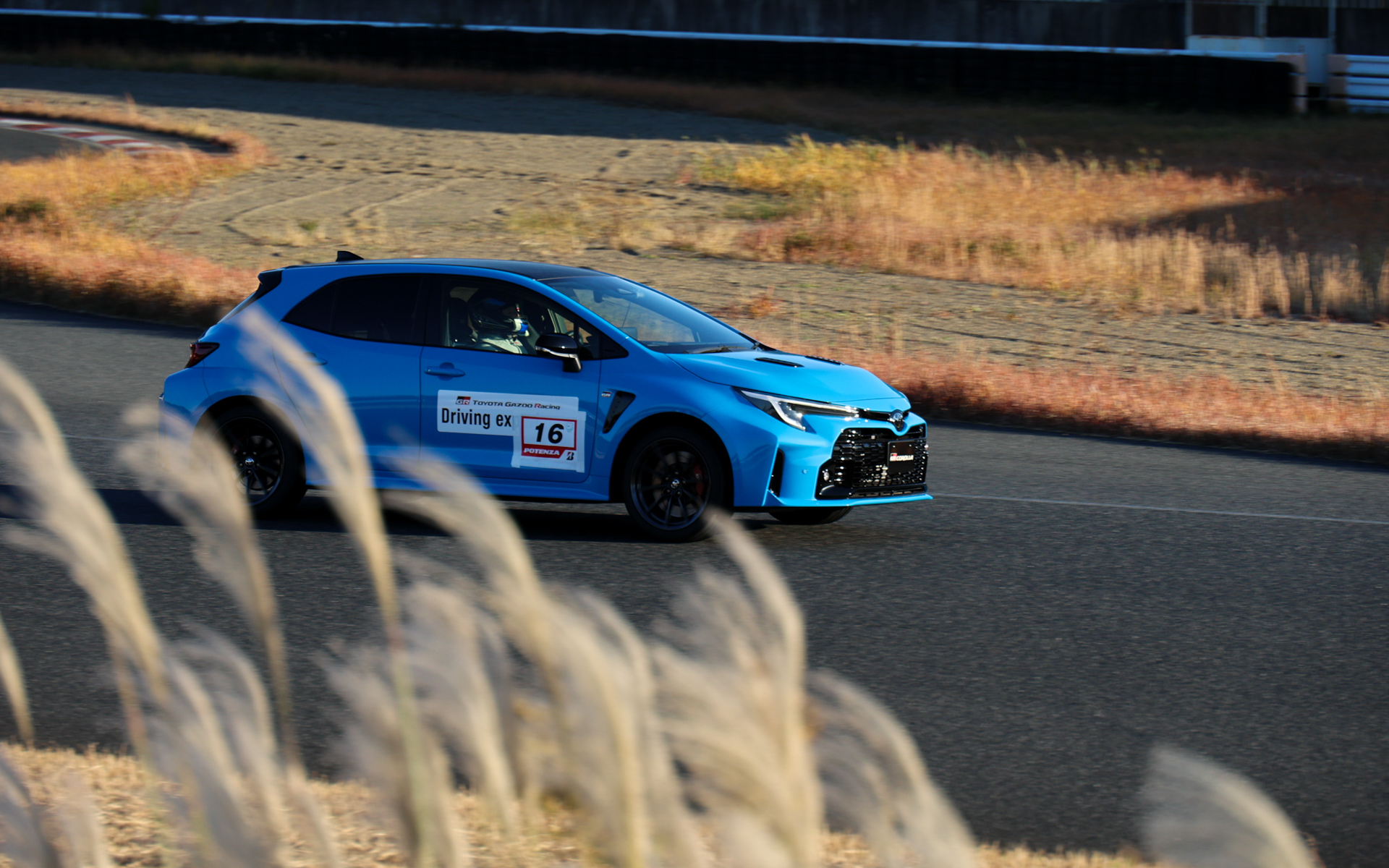 サーキットでのスポーツ走行を体験