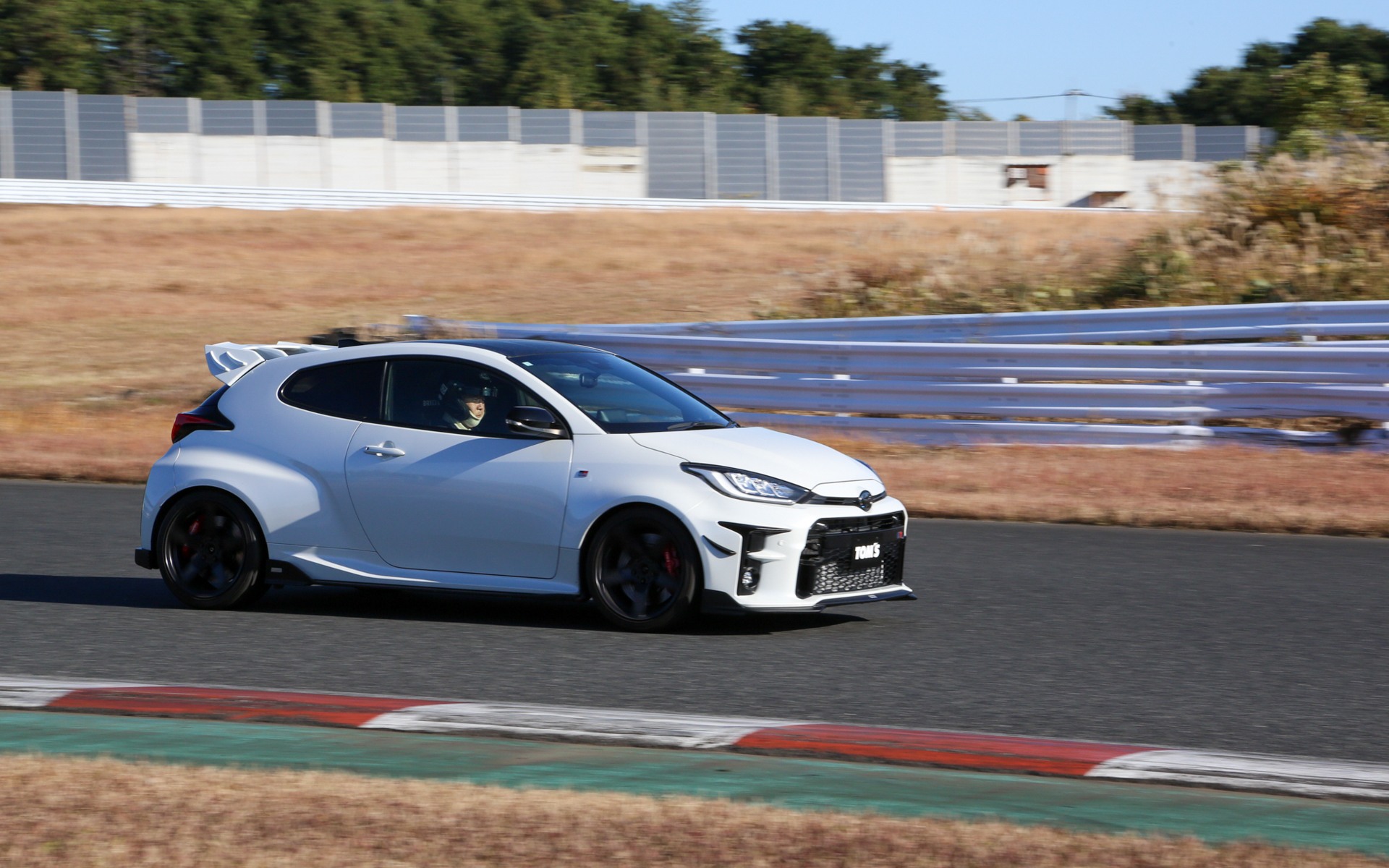 サーキットでのスポーツ走行を体験