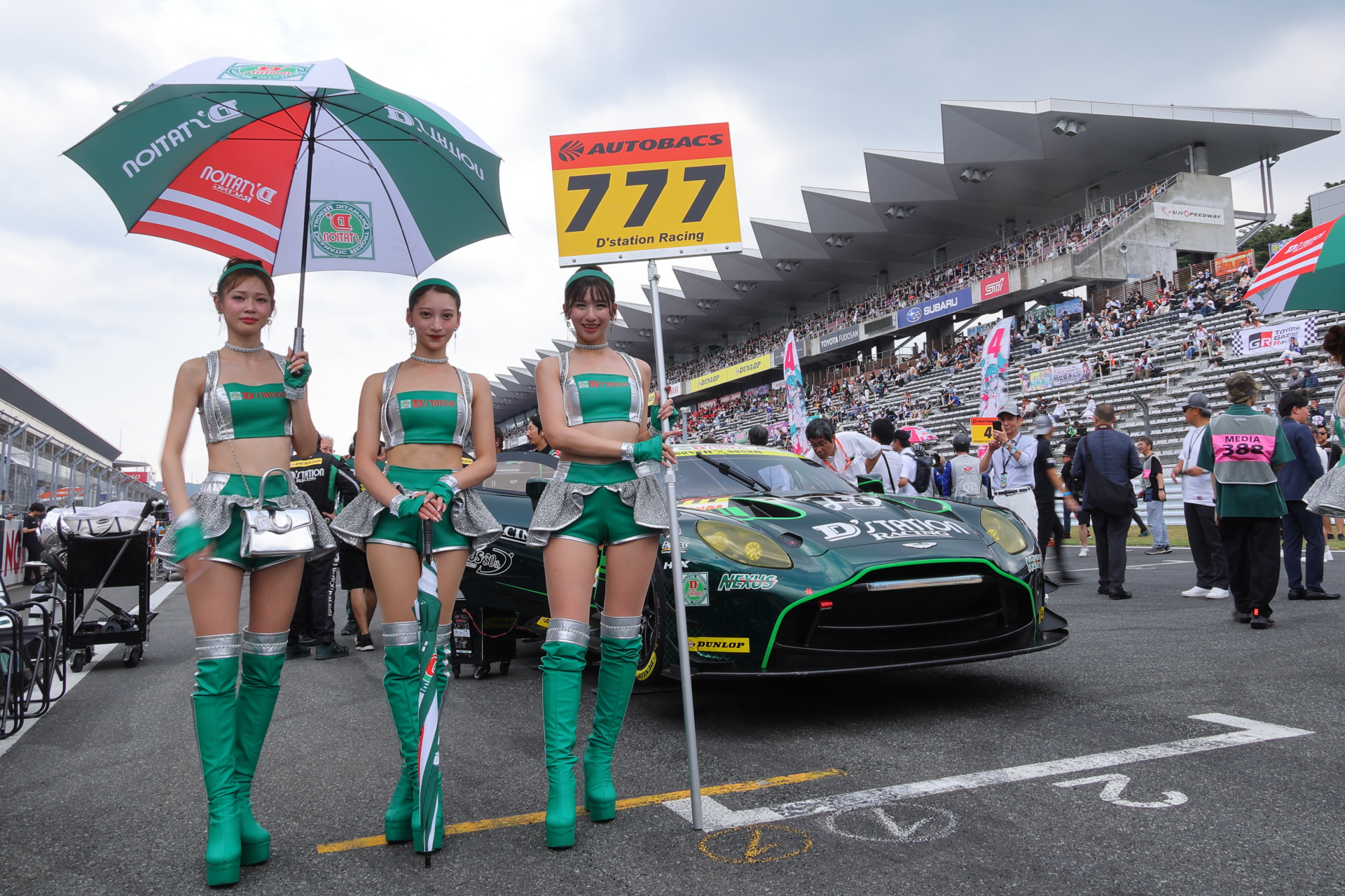 GT300レース2の予選ポールを獲得した777号車 D'station Vantage GT3（藤井誠暢選手/DL）
