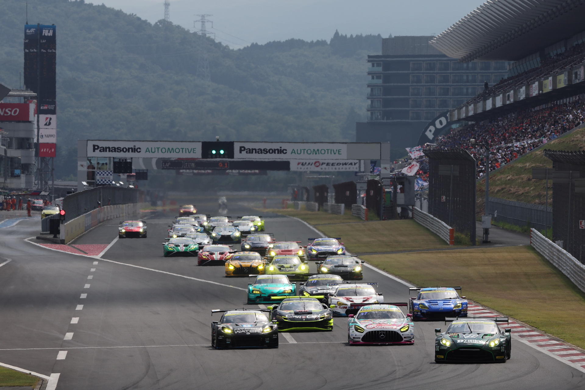 GT300レース2のスタートシーン