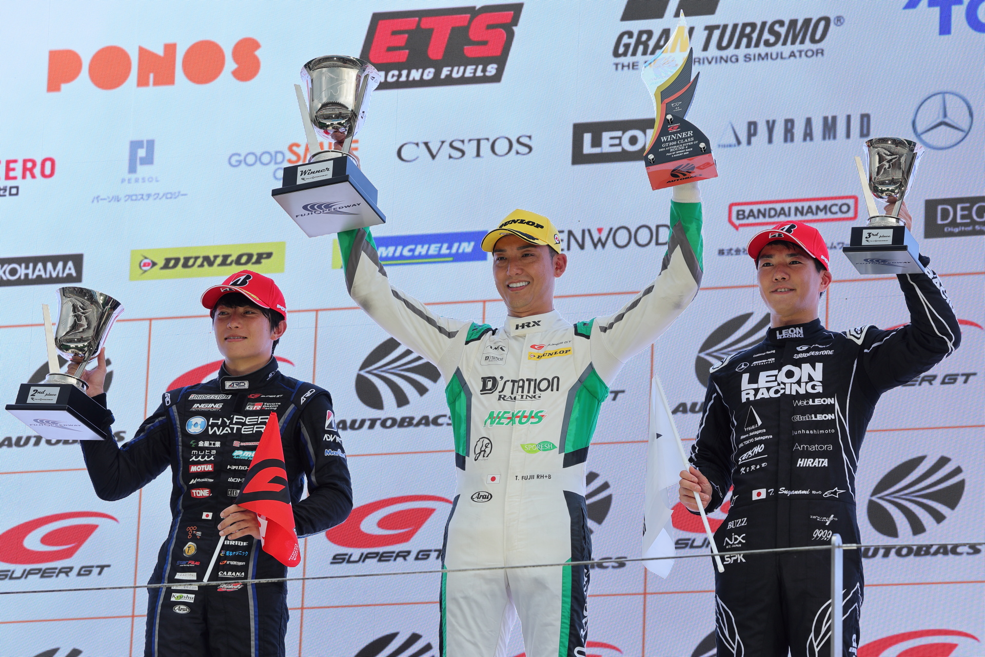 GT300レース2の表彰台の模様