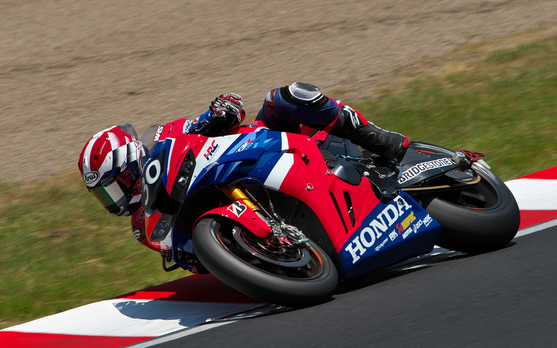 30号車の高橋選手がファステストでポジションをキープ