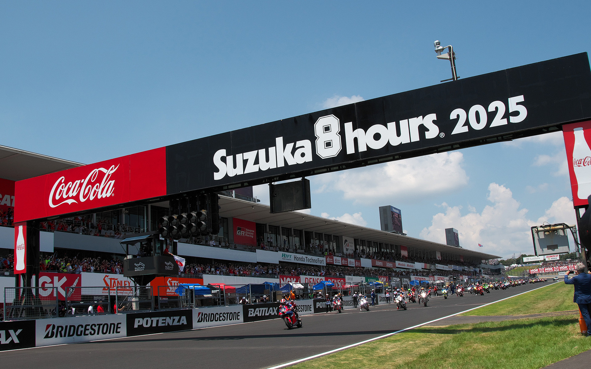 鈴鹿8耐決勝レースのスタート