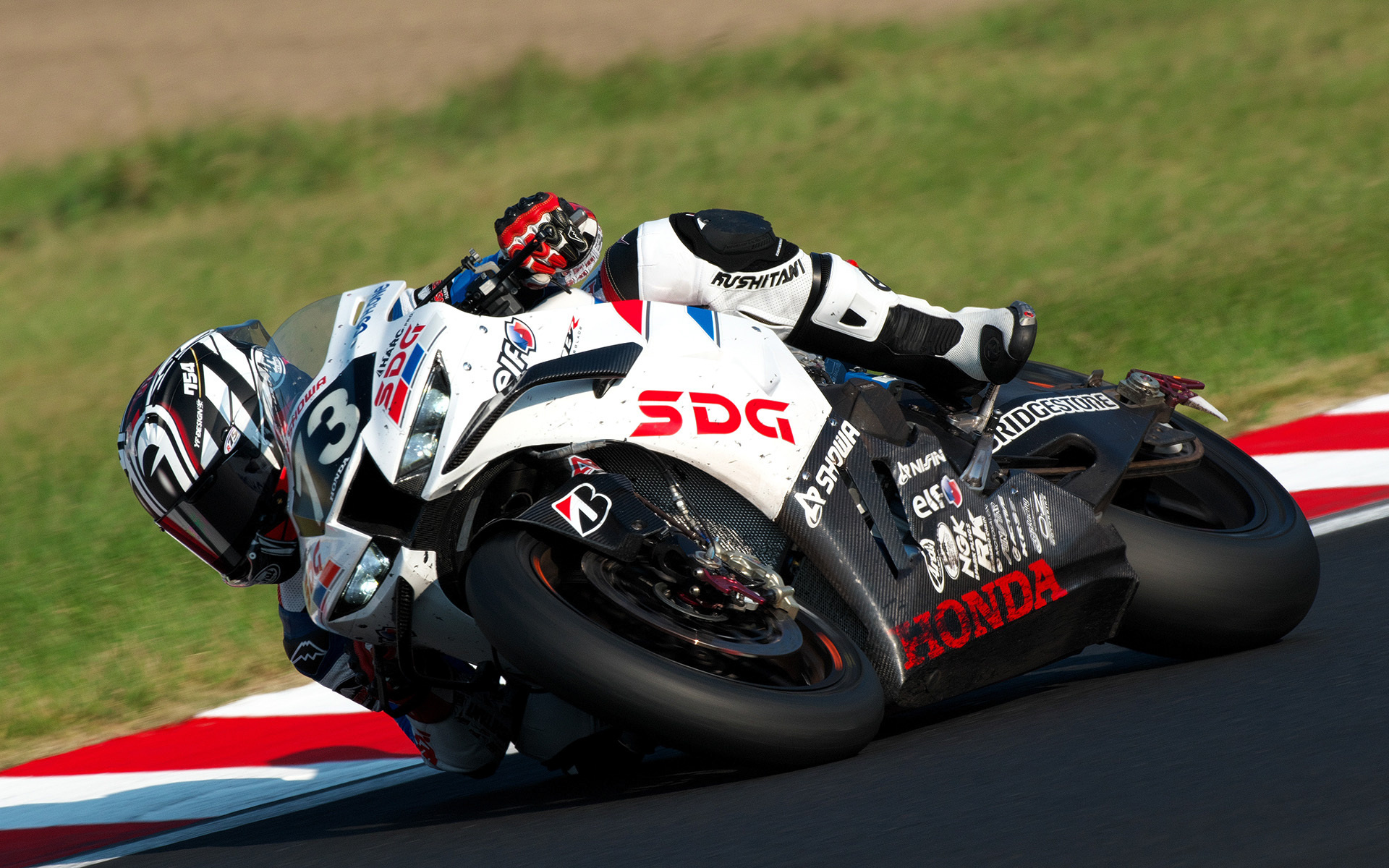 最序盤、73号車がレースをリードする