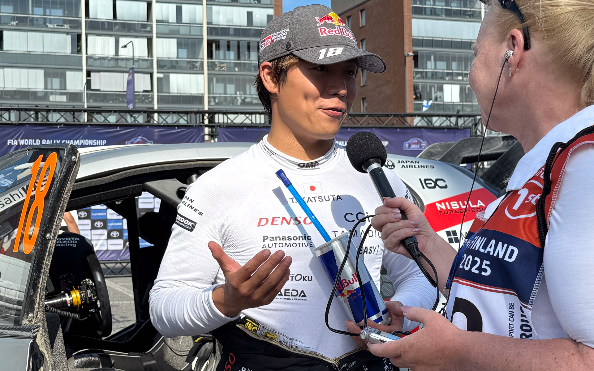 ゴール後海外メディアのインタビューに応える勝田貴元選手